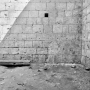 Elévation intérieure est, partie sud. Détail : rangée de trous percés dans (…)